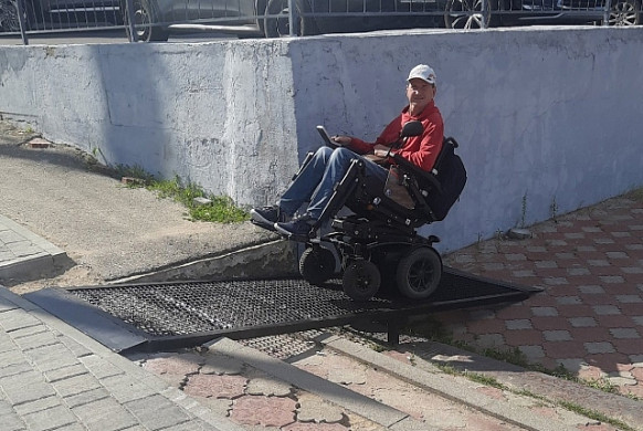 В Кинешме по просьбе инвалида-колясочника построили пандус
